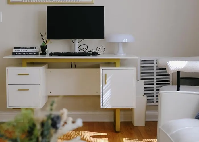 Sleeps 7 • Huge Projector • Designated Workspace * Chicago