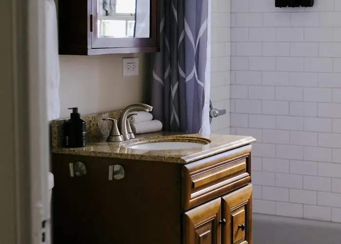 Sleeps 7 • Huge Projector • Designated Workspace * Chicago
