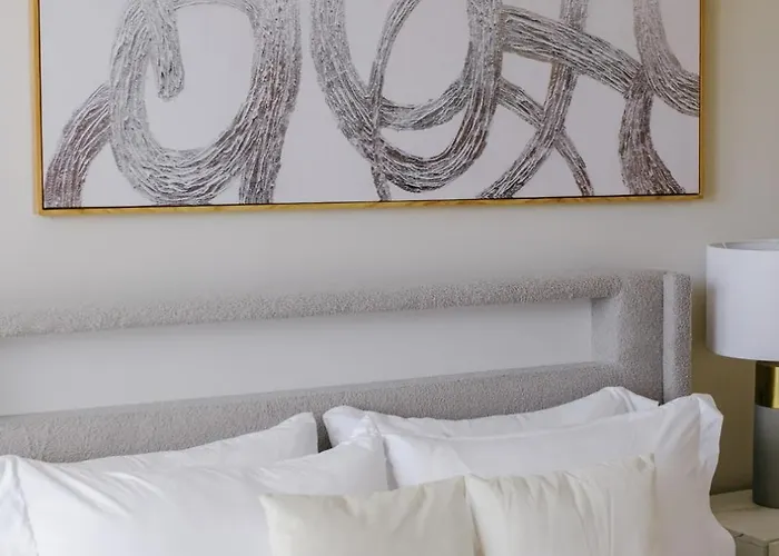 Sleeps 7 • Huge Projector • Designated Workspace Chicago