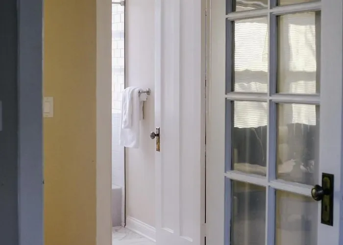 Sleeps 7 • Huge Projector • Designated Workspace Chicago