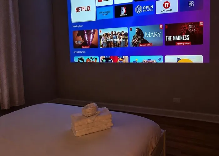 Apartamento Sleeps 7 • Huge Projector • Designated Workspace Chicago